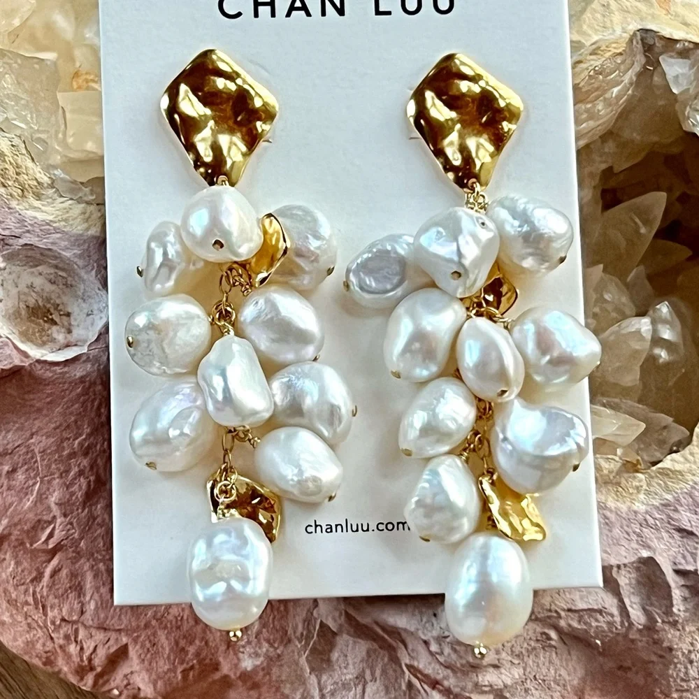πΊπHPππΊ NWT Anthropologie Chan Luu Gold and Pearl Cluster Chandeliers - Picture 1 of 15